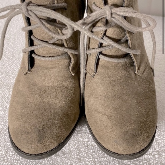 Soft Moc Taupe Faux Suede Lace Up Chunky Heel Ankle Boots Booties 8.5 - Picture 3 of 13